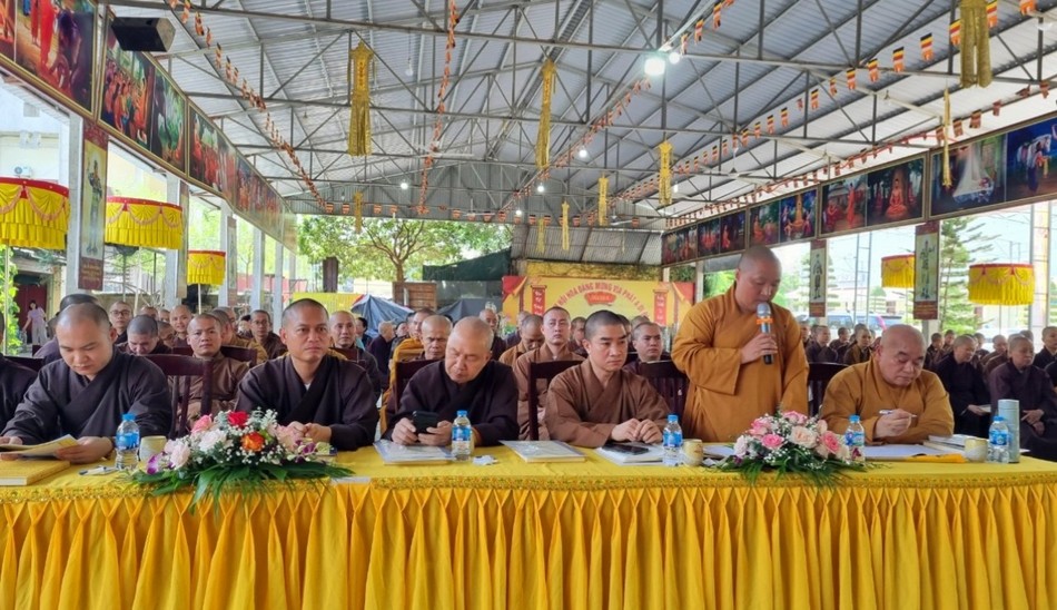 Chư Tăng đóng góp ý kiến tại hội nghị Chư Tăng đóng góp ý kiến tại hội nghị