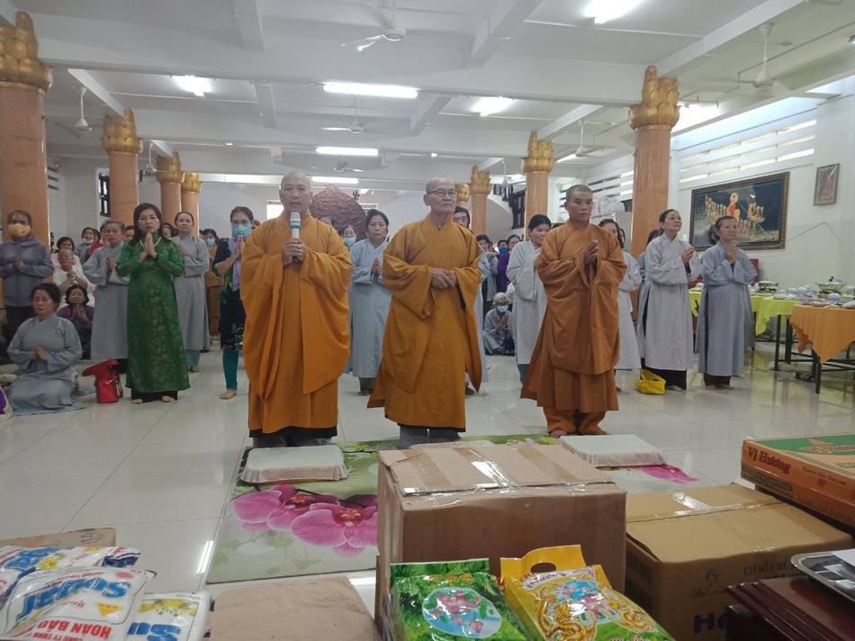 Đại diện đoàn tác bạch cúng dường