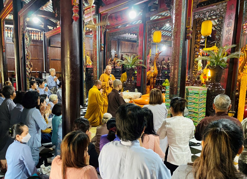 Hòa thượng Thích Huệ Thông, Trưởng ban Trị sự GHPGVN tỉnh Bình Dương hoan hỷ nhận tịnh tài, tịnh vật cúng dường và ban đạo từ tại hạ trường tổ đình Hội Khánh Hòa thượng Thích Huệ Thông, Trưởng ban Trị sự GHPGVN tỉnh Bình Dương hoan hỷ nhận tịnh tài, tịnh vật cúng dường và ban đạo từ tại hạ trường tổ đình Hội Khánh