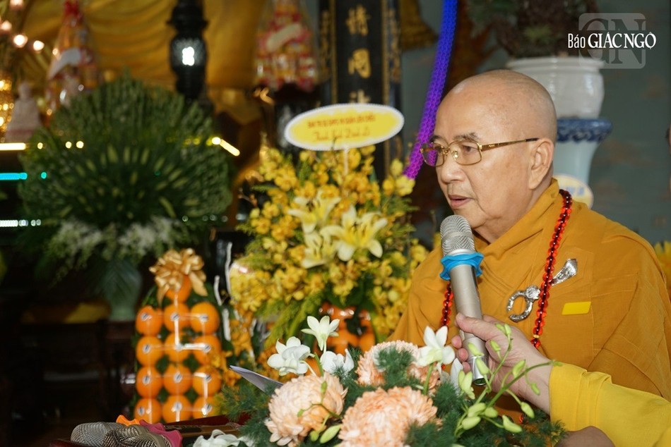 Hòa thượng Thích Khế Chơn cung tuyên tiểu sử cố Hòa thượng Thích Thiện Toàn