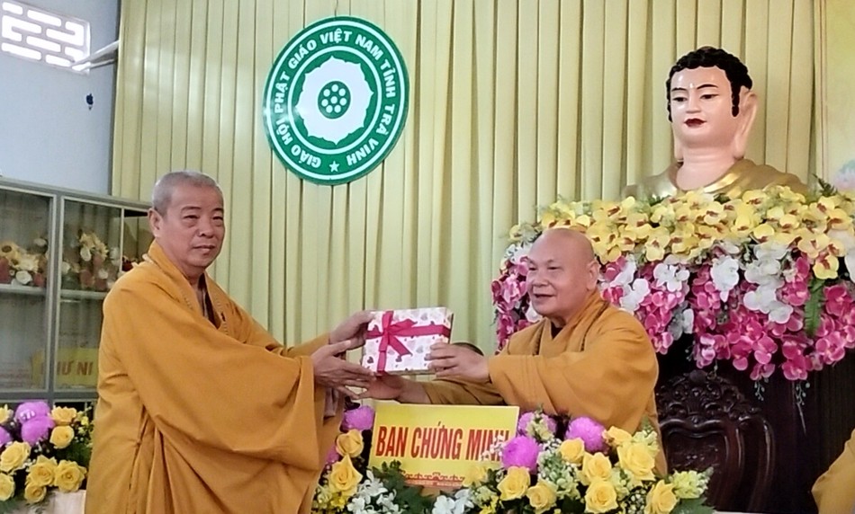 Hòa thượng Thích Thiện Nhơn trao tịnh tài cúng dường khóa huân tu