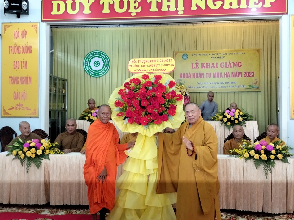 Hòa thượng Thích Thiện Pháp thay mặt Hội đồng Trị sự tặng hoa chúc mừng