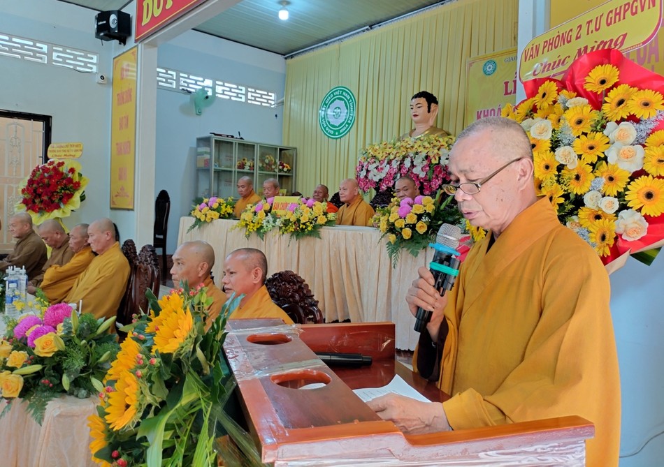 Hòa thượng Thích Huệ Pháp thông qua chương trình khóa huân tu