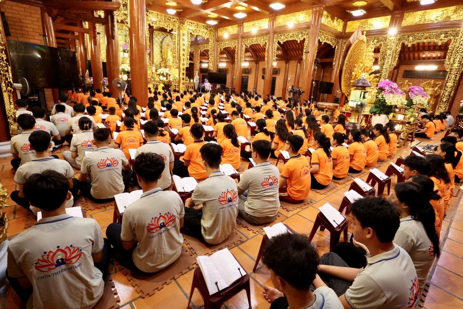Các em tham gia khóa lễ tụng kinh Các em tham gia khóa lễ tụng kinh