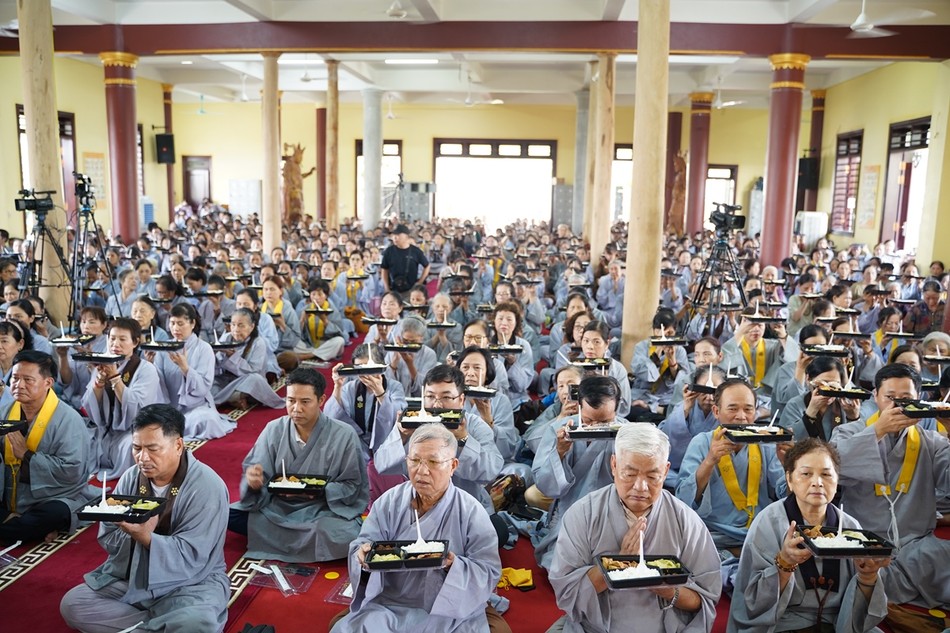 Đại chúng dùng cơm trong chính niệm