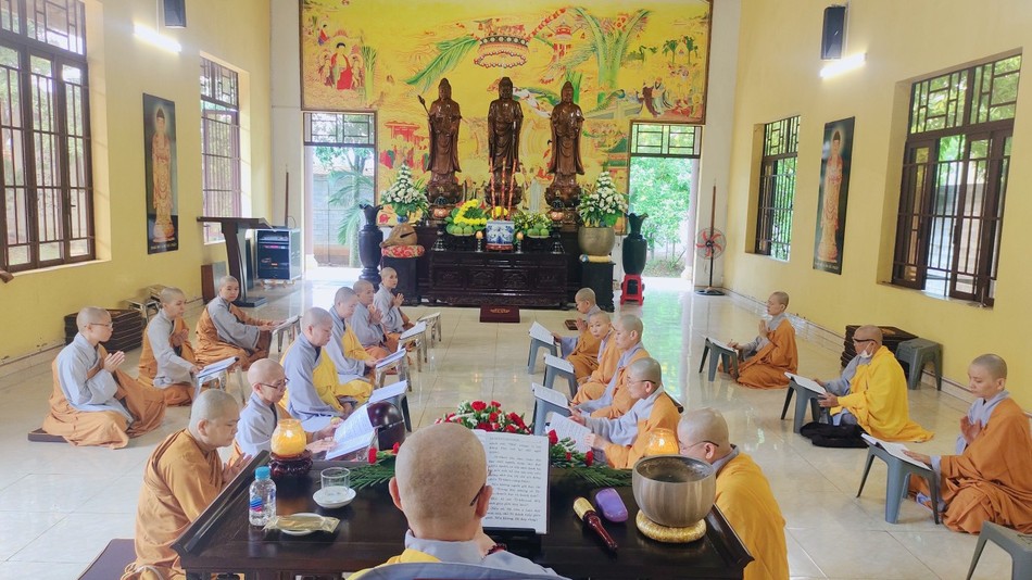 Chư Ni nghe trùng tuyên giới luật tại niệm Phật đường - chùa Huệ Viễn Chư Ni nghe trùng tuyên giới luật tại niệm Phật đường - chùa Huệ Viễn
