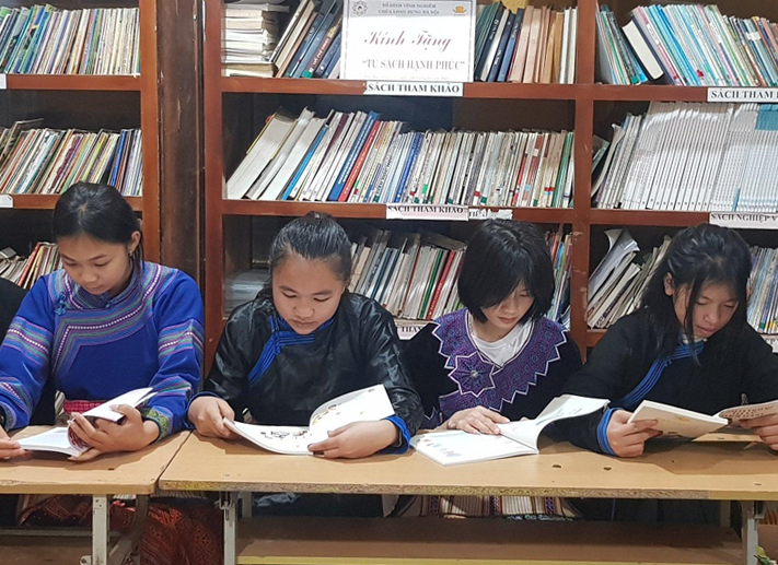 "Tủ sách Hạnh phúc" do chùa Long Hưng trao tặng "Tủ sách Hạnh phúc" do chùa Long Hưng trao tặng