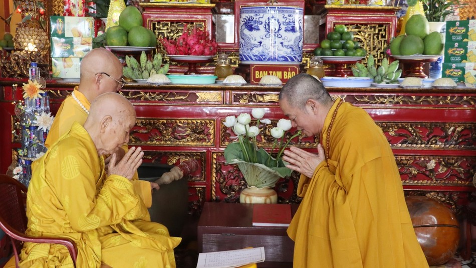 Chư tôn giáo phẩm thực hiện nghi thức đối thú an cư Chư tôn giáo phẩm thực hiện nghi thức đối thú an cư