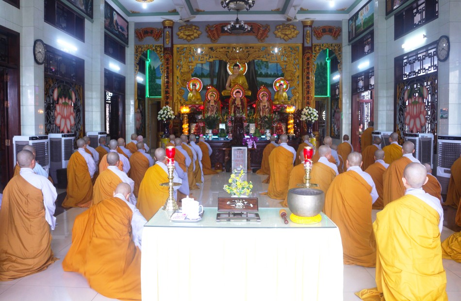 Chư Ni cử hành lễ Bố-tát tại chánh điện chùa Pháp Quang Chư Ni cử hành lễ Bố-tát tại chánh điện chùa Pháp Quang