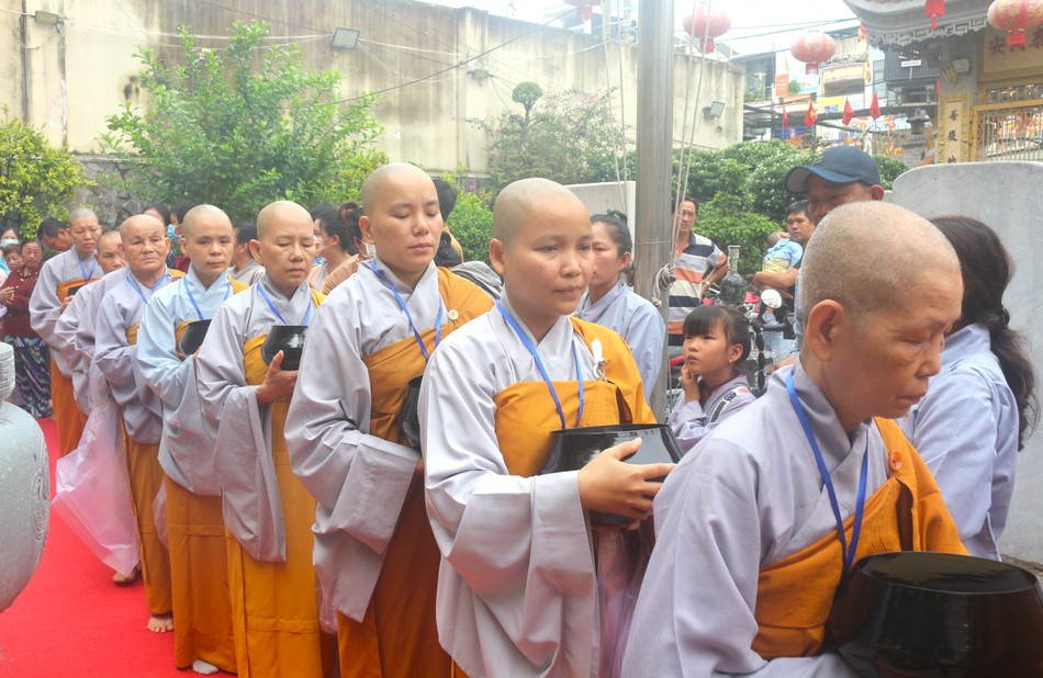 Chư Ni trì bình khất thực trong khuôn viên chùa Pháp Quang Chư Ni trì bình khất thực trong khuôn viên chùa Pháp Quang