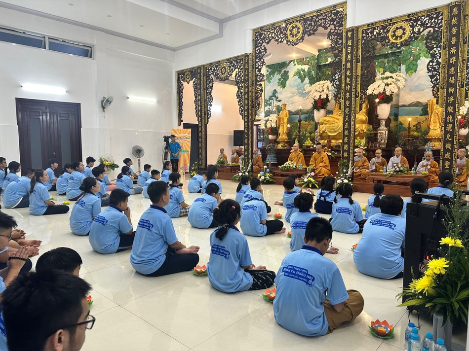 Các em tham dự lễ thắp nến tri ân Các em tham dự lễ thắp nến tri ân