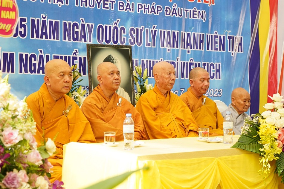 Chư tôn đức chứng minh buổi lễ