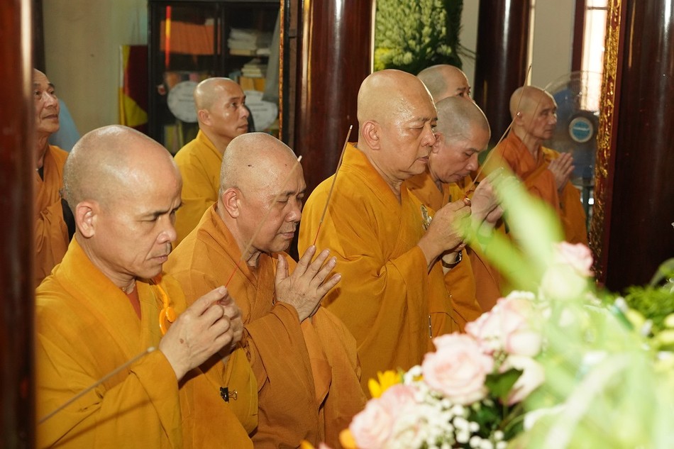 Niêm hương tưởng niệm