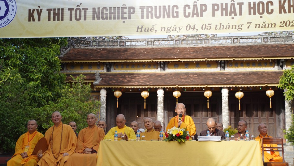 Trưởng lão Hòa thượng Thích Đức Thanh sách tấn Tăng Ni sinh trước khi bước vào kỳ thi Trưởng lão Hòa thượng Thích Đức Thanh sách tấn Tăng Ni sinh trước khi bước vào kỳ thi