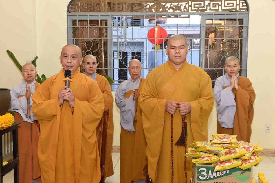 Thượng tọa Thích Tâm Chơn sách tấn chư hành giả Ni chùa Phổ Đà Thượng tọa Thích Tâm Chơn sách tấn chư hành giả Ni chùa Phổ Đà