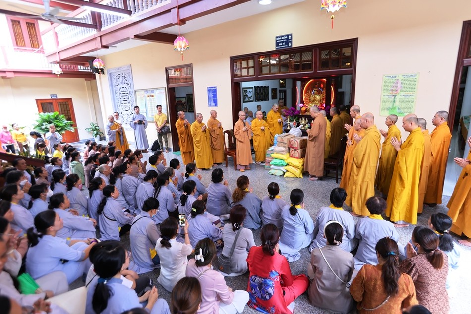 Cúng dường tại trường hạ tu viện Tường Vân Cúng dường tại trường hạ tu viện Tường Vân