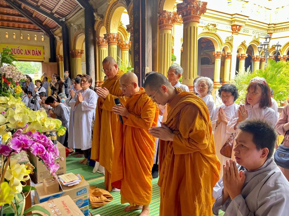 Đoàn đảnh lễ Tam bảo tại hạ trường chùa Vĩnh Tràng (Tiền Giang) Đoàn đảnh lễ Tam bảo tại hạ trường chùa Vĩnh Tràng (Tiền Giang)