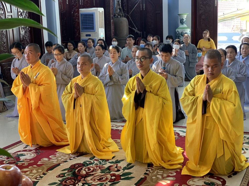 Chư Tăng cùng đạo tràng Phật tử tu viện Vạn Liên cúng dường trường hạ Chư Tăng cùng đạo tràng Phật tử tu viện Vạn Liên cúng dường trường hạ