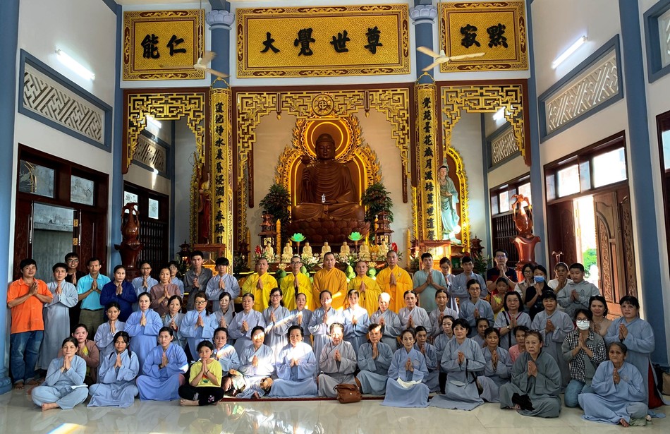 Đoàn chụp ảnh lưu niệm tại trường hạ chùa Liên Trì Đoàn chụp ảnh lưu niệm tại trường hạ chùa Liên Trì