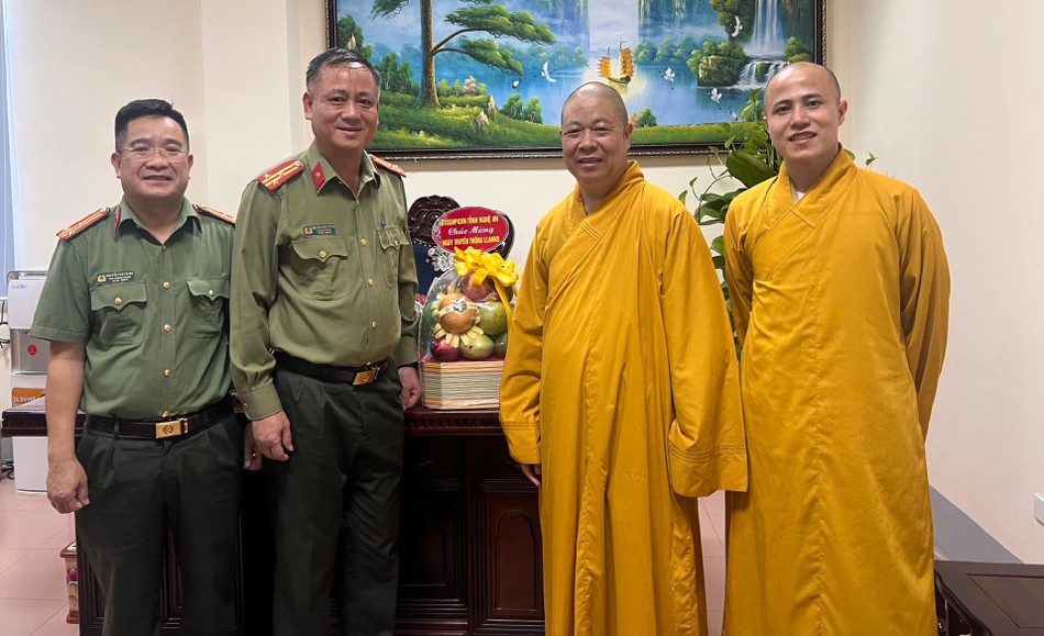 Tặng quà chúc mừng đến lãnh đạo Phòng PA02 Công an tỉnh Nghệ An