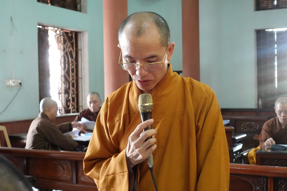 Đại đức Thích Thanh Tùng đọc báo cáo
