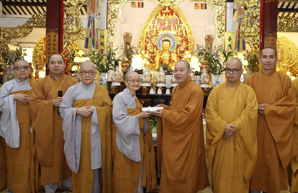 Thượng tọa Thích Thiện Bửu trao tịnh tài cúng dường đến chư Ni trường hạ chùa Phước Hòa Thượng tọa Thích Thiện Bửu trao tịnh tài cúng dường đến chư Ni trường hạ chùa Phước Hòa