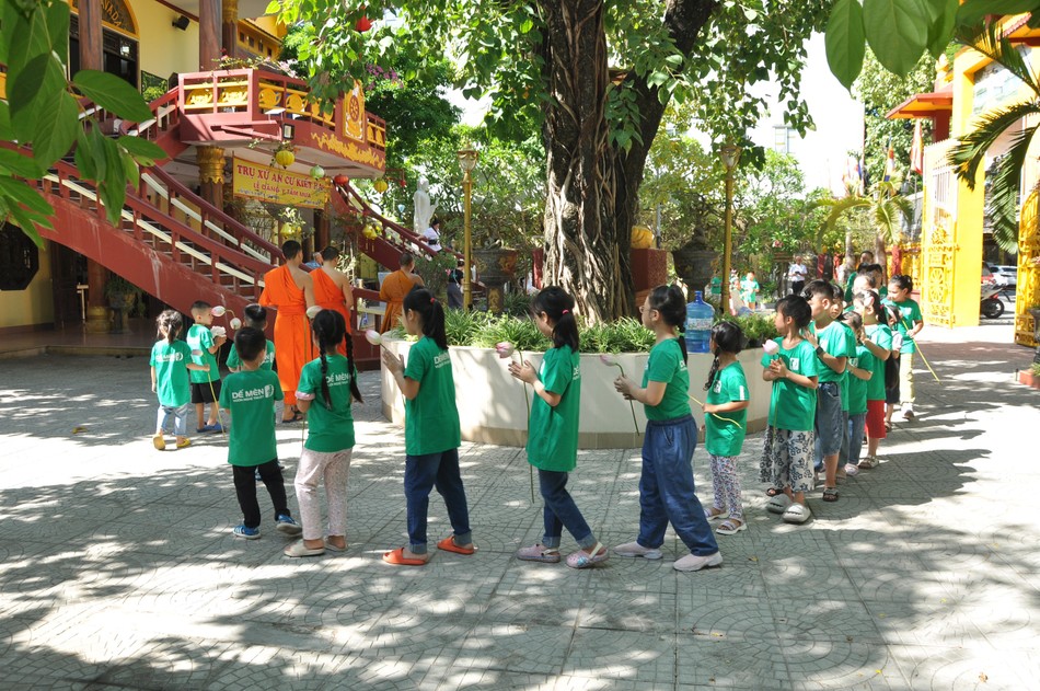 Chư Tăng hướng dẫn các em thiền hành niệm Phật