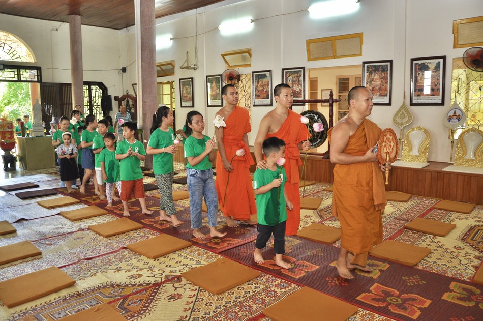 Dâng hoa cúng dường