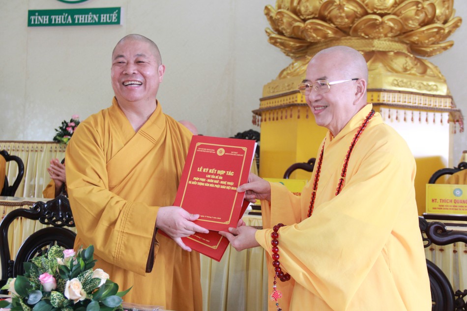 Hòa thượng Thích Thọ Lạc cùng Hòa thượng Thích Khế Chơn ký kết bản ghi nhớ hợp tác giữa Ban Văn hóa T.Ư và Ban Trị sự Phật giáo tỉnh Thừa Thiên Huế Hòa thượng Thích Thọ Lạc cùng Hòa thượng Thích Khế Chơn ký kết bản ghi nhớ hợp tác giữa Ban Văn hóa T.Ư và Ban Trị sự Phật giáo tỉnh Thừa Thiên Huế