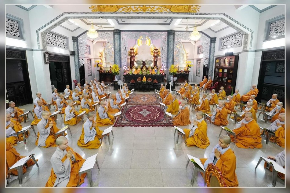 Chư hành giả Ni làm lễ Bố-tát tại trường hạ tổ đình Kim Sơn Chư hành giả Ni làm lễ Bố-tát tại trường hạ tổ đình Kim Sơn