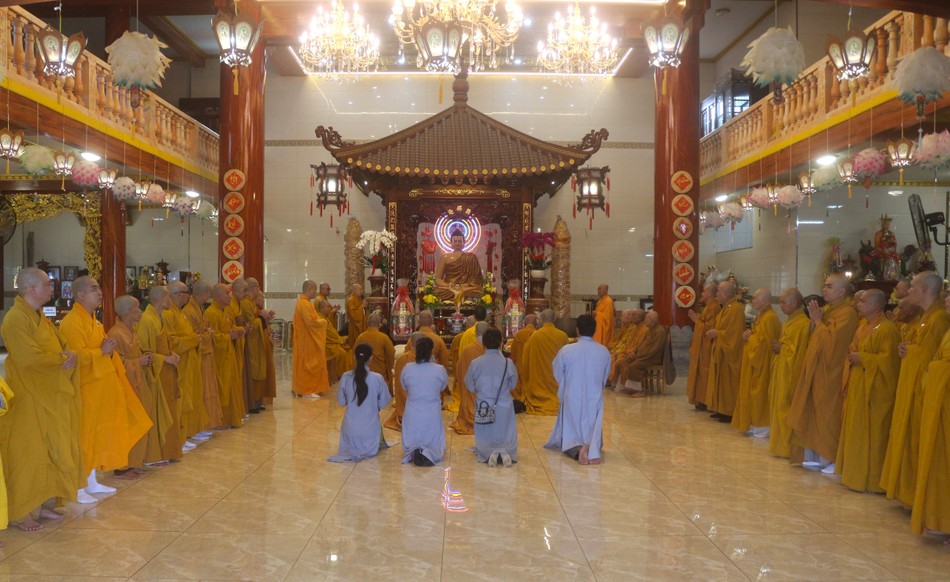 Đoàn tác bạch cúng dường tại trường hạ chùa Quan Âm