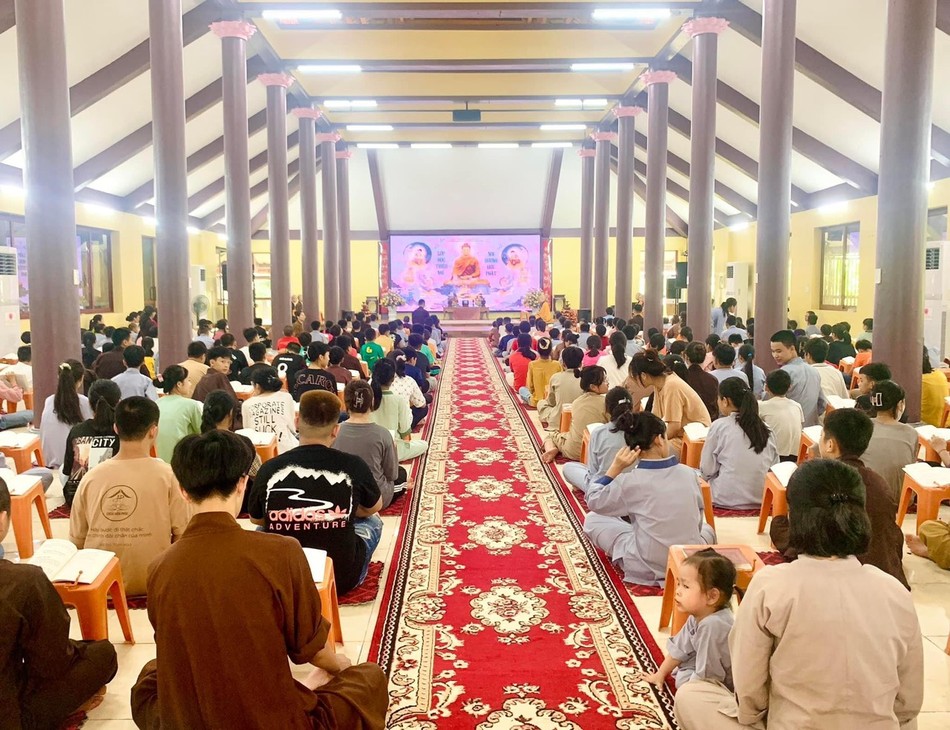 Có hơn 200 thiếu nhi tham gia lớp học cùng với sự hỗ trợ của các Thanh niên Phật tử và phụ huynh