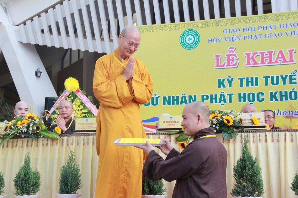 Hòa thượng Viện trưởng trao đề thi đến đại diện Hội đồng tuyển sinh