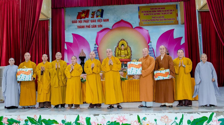 Đoàn công tác T.Ư GHPGVN tặng quà đến lãnh đạo Ban Trị sự GHPGVN tỉnh Thanh Hóa Đoàn công tác T.Ư GHPGVN tặng quà đến lãnh đạo Ban Trị sự GHPGVN tỉnh Thanh Hóa