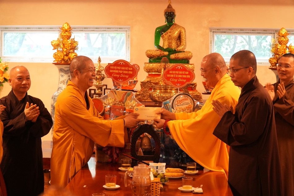 Hòa thượng Thích Huệ Phước thay mặt đoàn trao tịnh tài cúng dường trường hạ