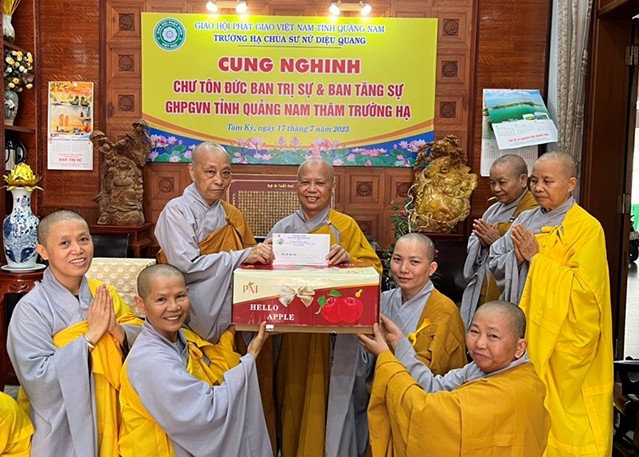 Trao tịnh tài, tịnh vật cúng dường trường hạ Trao tịnh tài, tịnh vật cúng dường trường hạ