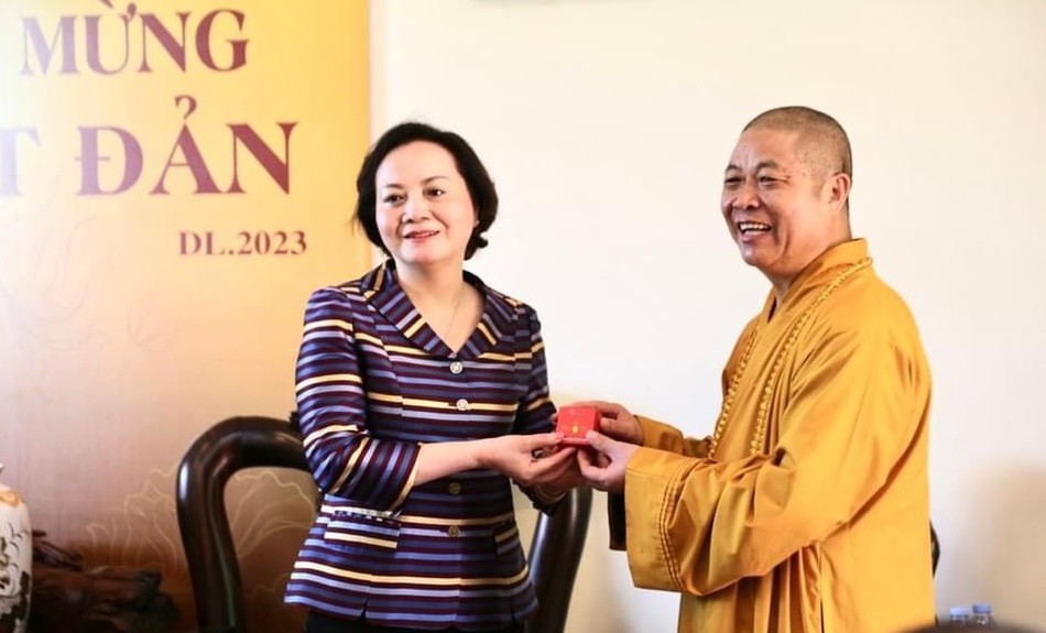 Hòa thượng Thích Thọ Lạc trao quà lưu niệm đến Bộ trưởng Bộ Nội vụ Phạm Thị Thanh Trà Hòa thượng Thích Thọ Lạc trao quà lưu niệm đến Bộ trưởng Bộ Nội vụ Phạm Thị Thanh Trà