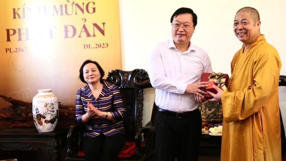 Ông Nguyễn Đức Trung, Chủ tịch UBND tỉnh Nghệ An nhận quà từ Hòa thượng Thích Thọ Lạc Ông Nguyễn Đức Trung, Chủ tịch UBND tỉnh Nghệ An nhận quà từ Hòa thượng Thích Thọ Lạc