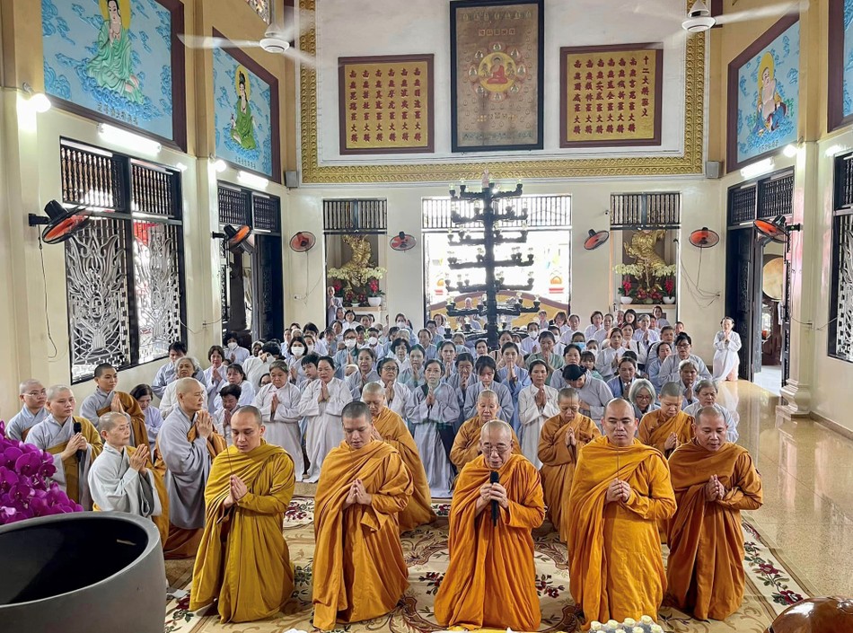 Niêm hương bạch Phật tại hạ trường chùa Dược Sư Niêm hương bạch Phật tại hạ trường chùa Dược Sư