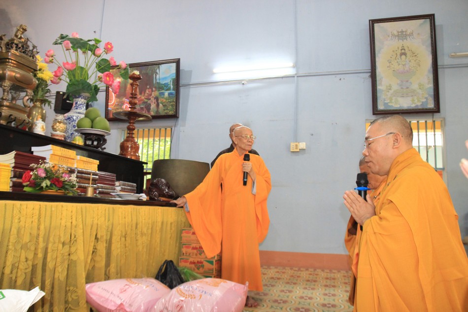 Trưởng lão Hòa thượng Thích Minh Trí sách tấn chư Tăng Ni trong phái đoàn Trưởng lão Hòa thượng Thích Minh Trí sách tấn chư Tăng Ni trong phái đoàn