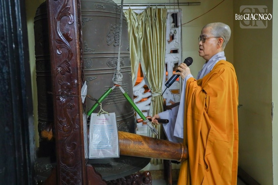 Ni sư Thích nữ Như Liễu, quản chúng hạ trường hô chuông thức chúng. Thời khóa tu học một ngày của chư hành giả Ni trường hạ chùa Dược Sư bắt đầu lúc 3 giờ 15 và kết thúc lúc 22 giờ