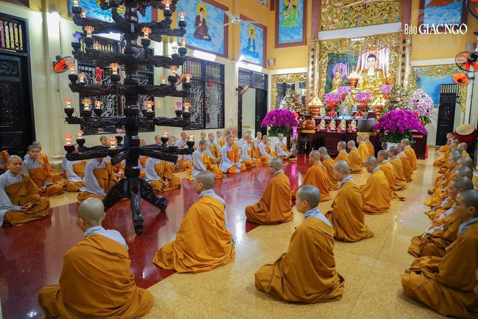 Đại chúng nhiếp tâm tụng chú Lăng Nghiêm trong thời công phu khuya