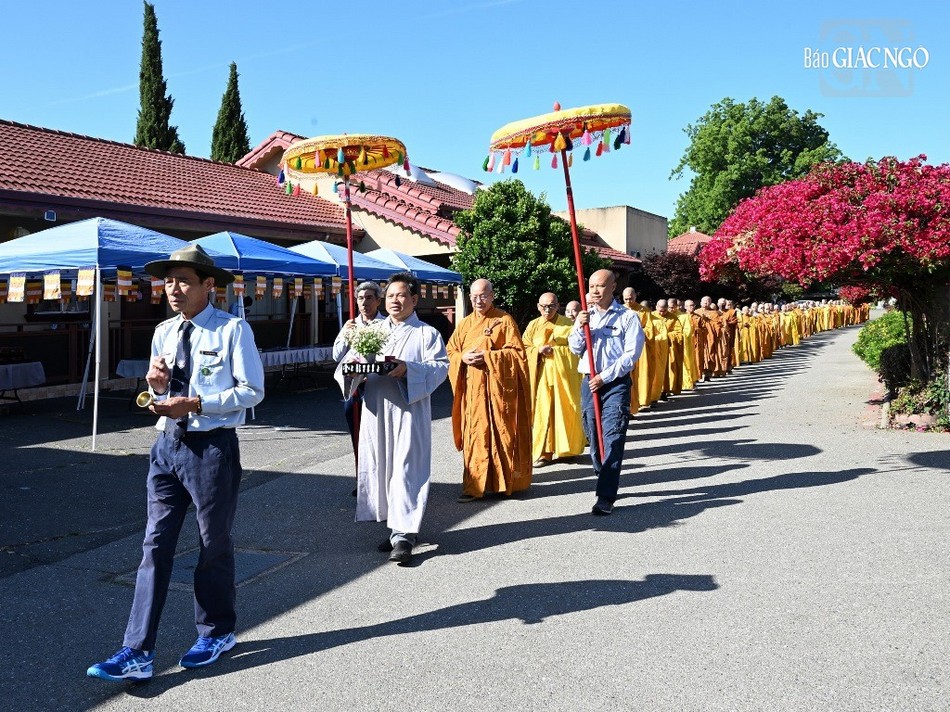Cung thỉnh chư tôn đức quang lâm chánh điện Cung thỉnh chư tôn đức quang lâm chánh điện