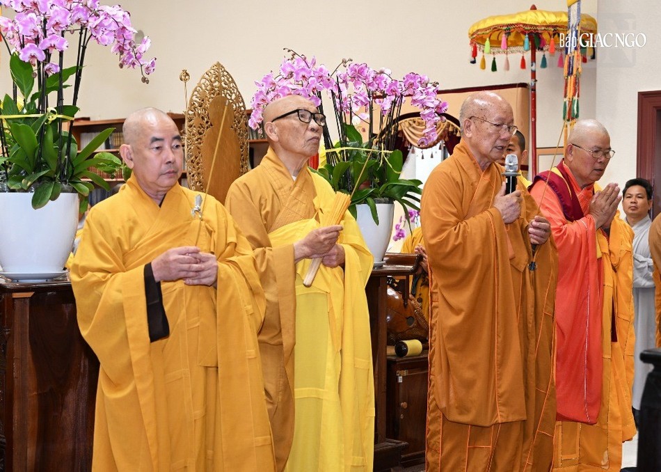 Chư tôn đức niêm hương bạch Phật Chư tôn đức niêm hương bạch Phật