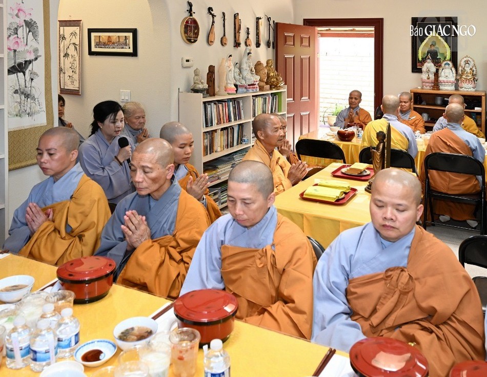 Đại diện Phật tử tác bạch cúng dường trai Tăng Đại diện Phật tử tác bạch cúng dường trai Tăng