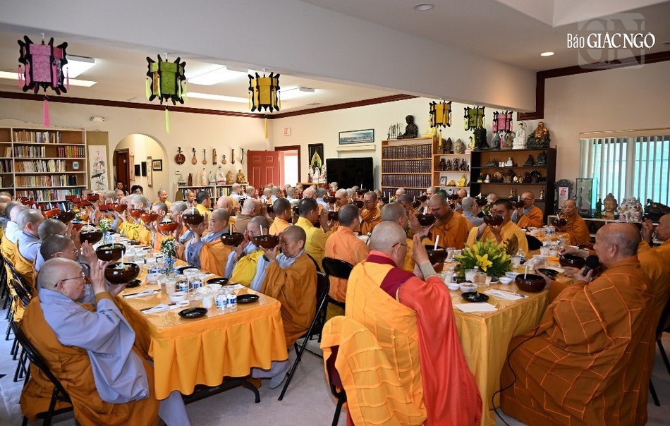 Chư tôn đức cử bát cúng dường Chư tôn đức cử bát cúng dường