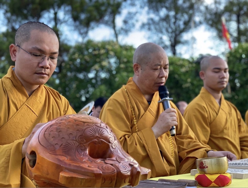 Khóa lễ tụng kinh, cầu siêu tại Nghĩa trang Liệt sĩ H.Nghi Lộc do Hòa thượng Thích Thọ Lạc làm chủ lễ Khóa lễ tụng kinh, cầu siêu tại Nghĩa trang Liệt sĩ H.Nghi Lộc do Hòa thượng Thích Thọ Lạc làm chủ lễ