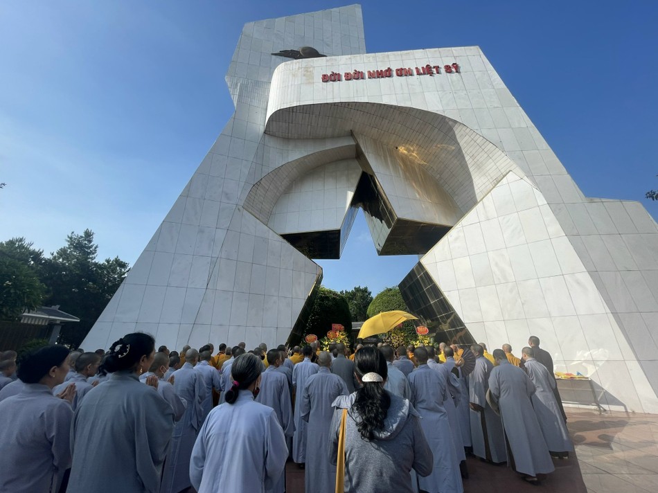 Ban Trị sự GHPGVN tỉnh Vĩnh Phúc cùng đông đảo Phật tử dâng hương, hoa tại Đài tưởng niệm các anh hùng liệt sĩ của tỉnh Ban Trị sự GHPGVN tỉnh Vĩnh Phúc cùng đông đảo Phật tử dâng hương, hoa tại Đài tưởng niệm các anh hùng liệt sĩ của tỉnh