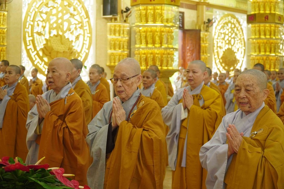 Chư tôn đức niêm hương, đảnh lễ Tam bảo