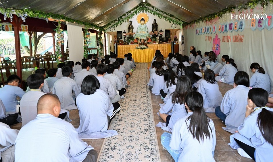 Học Phật pháp tại chánh điện